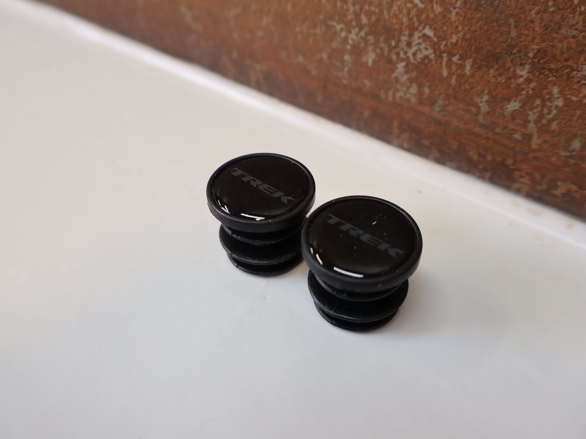 Griffe und Lenkerbänder von Trek, TREK GEL CORK LENKERBAND / SCHWARZ / 2,5MM / GEL - DÄMPFUNG vor USEDBIKES - OB.DE Hintergrund