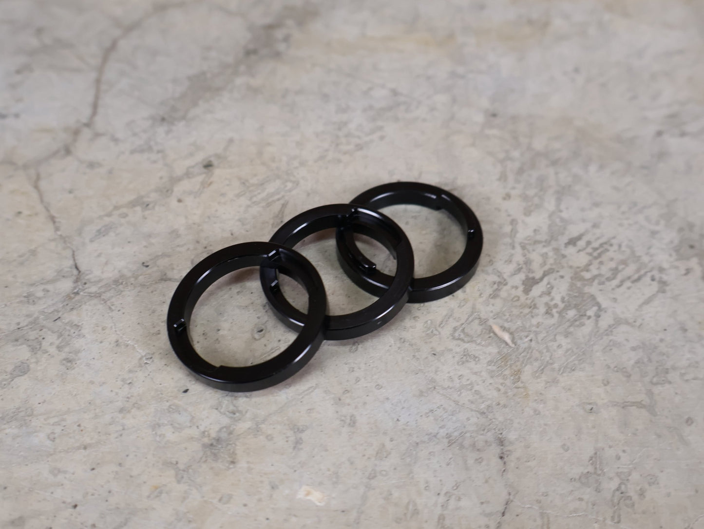 Zubehör von Trek, TREK KNOCK BLOCK HEADSET SPACERS / 5 MM × 28,6 MM – 3ER SET – 5251937 vor USEDBIKES - OB.DE Hintergrund