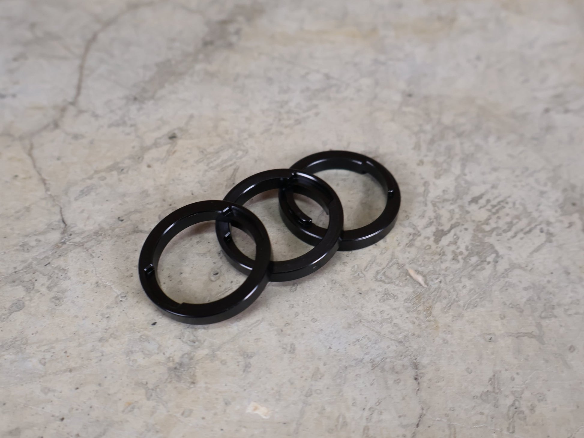 Zubehör von Trek, TREK KNOCK BLOCK HEADSET SPACERS / 5 MM × 28,6 MM – 3ER SET – 5251937 vor USEDBIKES - OB.DE Hintergrund