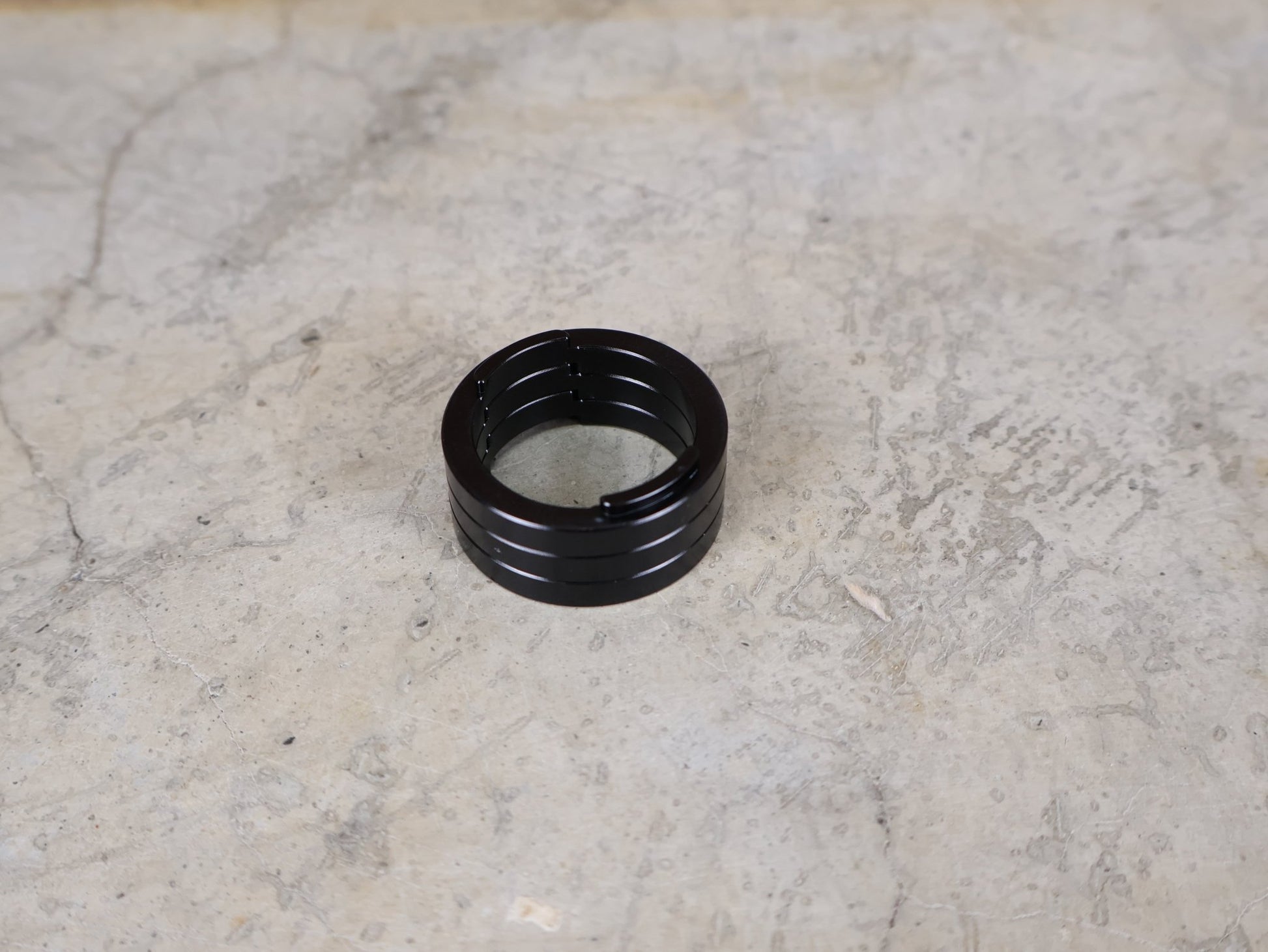 Zubehör von Trek, TREK KNOCK BLOCK HEADSET SPACERS / 5 MM × 28,6 MM – 3ER SET – 5251937 vor USEDBIKES - OB.DE Hintergrund