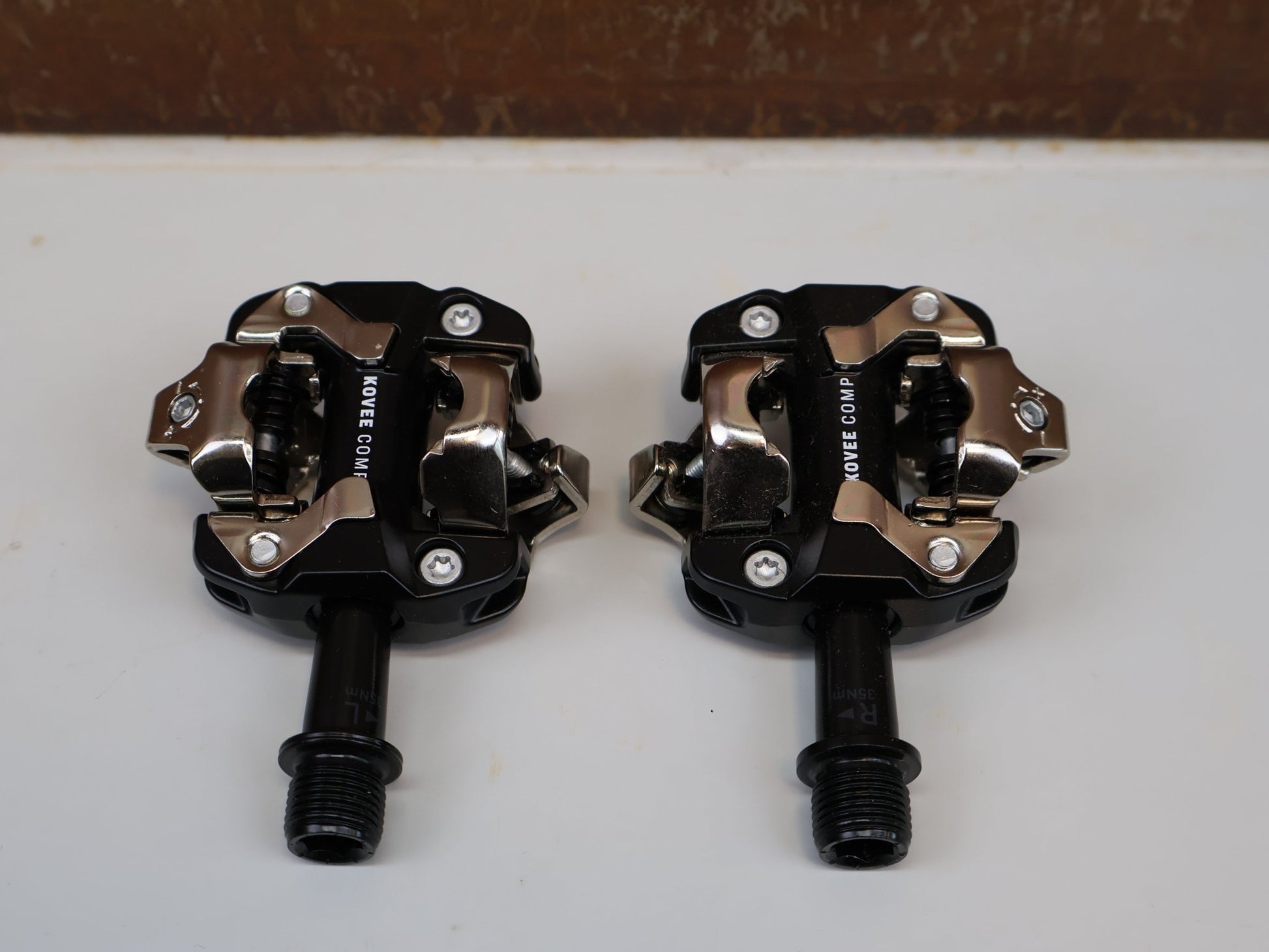 Pedale von Trek, TREK KOVEE COMP KLICKPEDAL - SET / SPD - KOMPATIBEL / ALUMINIUM / XC & TRAIL / 5308325 vor USEDBIKES - OB.DE Hintergrund