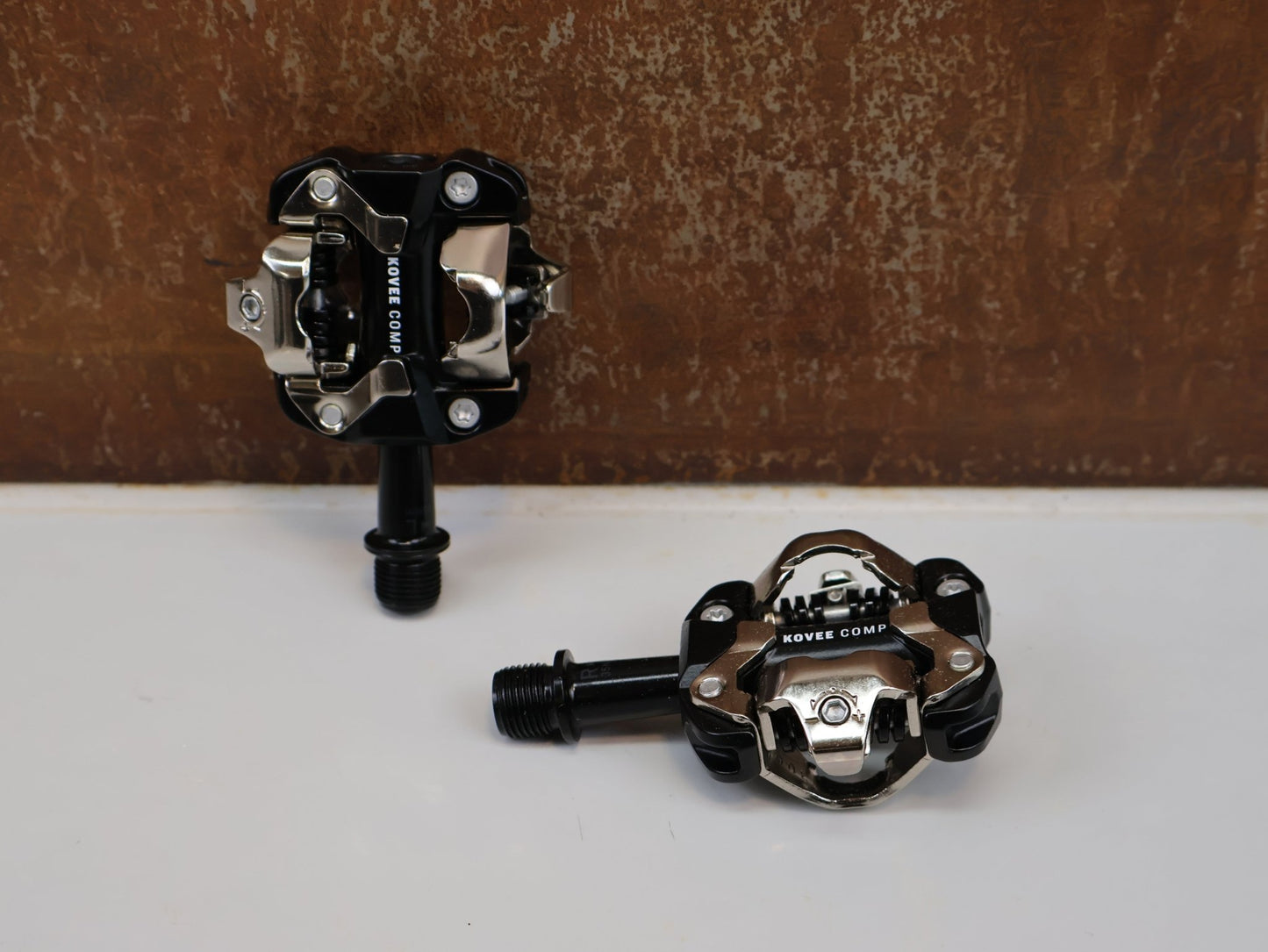 Pedale von Trek, TREK KOVEE COMP KLICKPEDAL - SET / SPD - KOMPATIBEL / ALUMINIUM / XC & TRAIL / 5308325 vor USEDBIKES - OB.DE Hintergrund