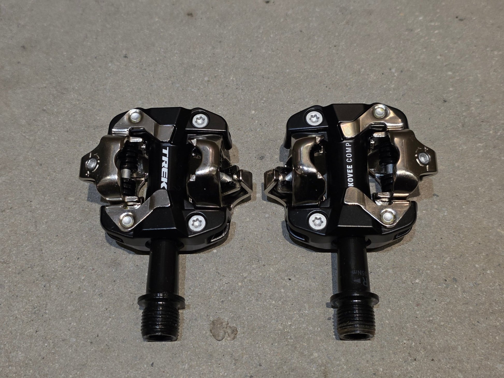 Pedale von Trek, TREK KOVEE COMP MOUNTAINBIKE / SPD KLICK PEDAL vor USEDBIKES - OB.DE Hintergrund
