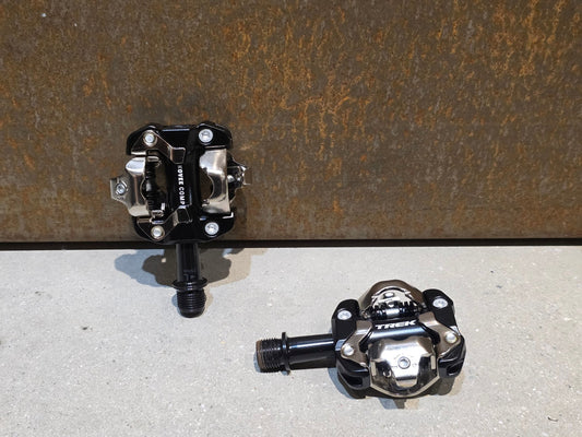 Pedale von Trek, TREK KOVEE COMP MOUNTAINBIKE / SPD KLICK PEDAL vor USEDBIKES - OB.DE Hintergrund