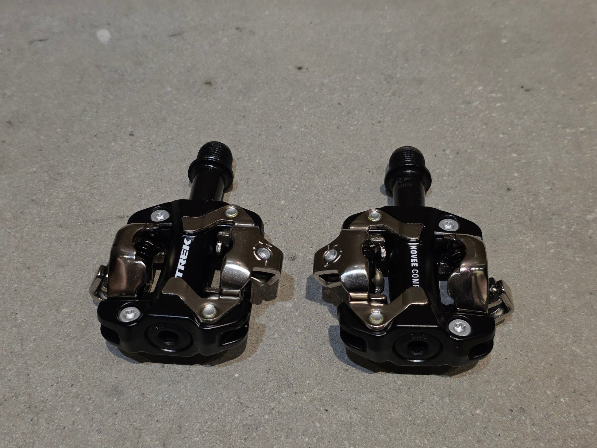 Pedale von Trek, TREK KOVEE COMP MOUNTAINBIKE / SPD KLICK PEDAL vor USEDBIKES - OB.DE Hintergrund