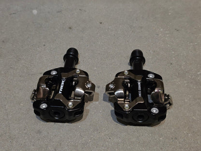 Pedale von Trek, TREK KOVEE COMP MOUNTAINBIKE / SPD KLICK PEDAL vor USEDBIKES - OB.DE Hintergrund