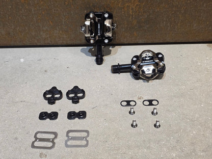Pedale von Trek, TREK KOVEE COMP MOUNTAINBIKE / SPD KLICK PEDAL vor USEDBIKES - OB.DE Hintergrund