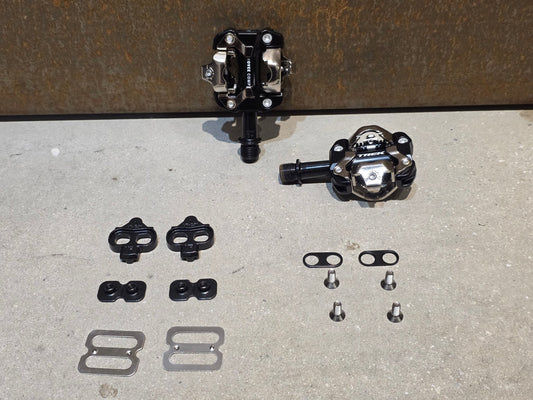 Pedale von Trek, TREK KOVEE COMP MOUNTAINBIKE / SPD KLICK PEDAL vor USEDBIKES - OB.DE Hintergrund