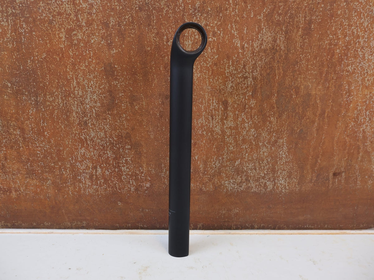 Sattelstütze von Trek, TREK KVF AERO CARBONSATTELSTÜTZE 280mm 5mm OFFSET vor USEDBIKES-OB.DE Hintergrund