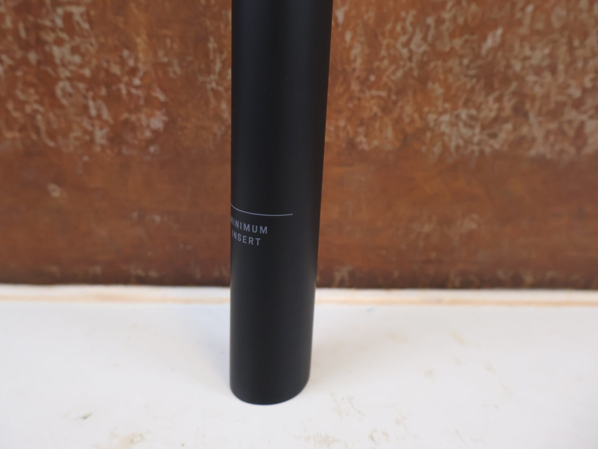 Sattelstütze von Trek, TREK KVF AERO CARBONSATTELSTÜTZE 280mm 5mm OFFSET vor USEDBIKES-OB.DE Hintergrund