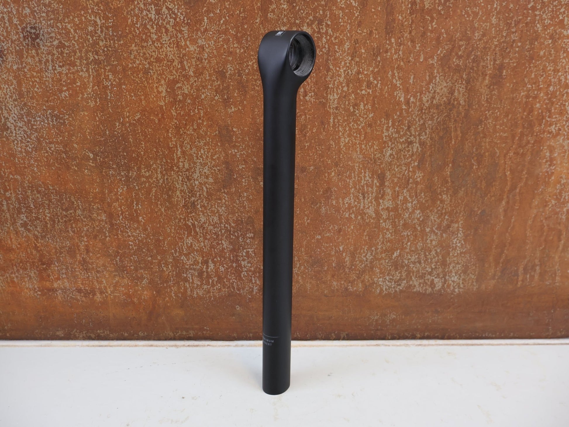 Sattelstütze von Trek, TREK KVF AERO-CARBONSATTELSTÜTZE / 320 MM / 5 MM SETBACK / CHECKMATE & DOMANE GEN 4 / W5285078 vor USEDBIKES-OB.DE Hintergrund