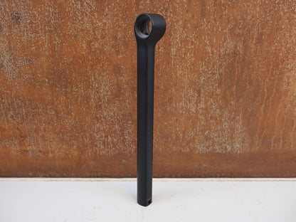 Sattelstütze von Trek, TREK KVF AERO-CARBONSATTELSTÜTZE / 320 MM / 5 MM SETBACK / CHECKMATE & DOMANE GEN 4 / W5285078 vor USEDBIKES-OB.DE Hintergrund