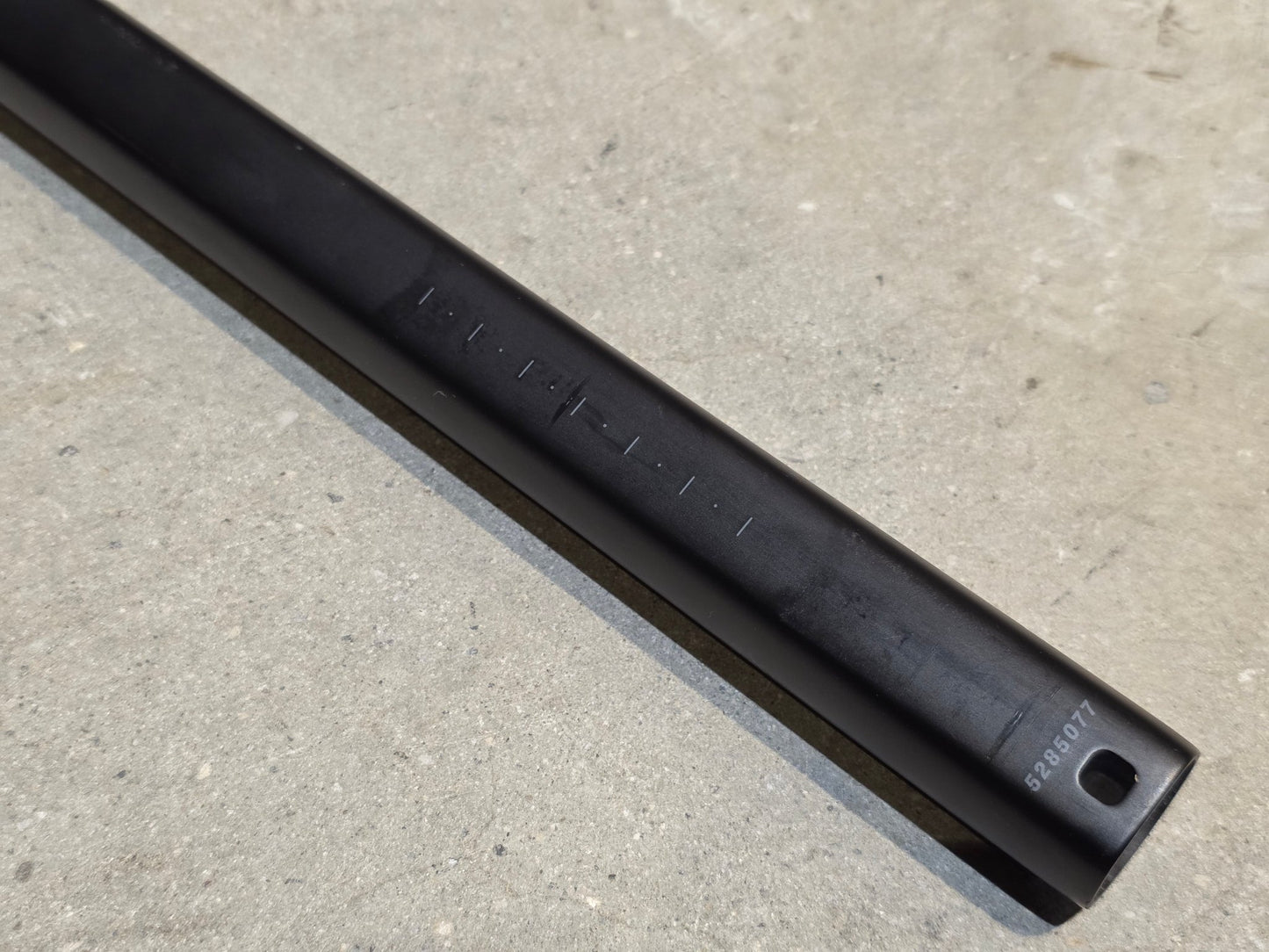Sattelstütze von Trek, TREK KVF AERO SATTELSTÜTZE 280MM / SB 5MM vor USEDBIKES - OB.DE Hintergrund