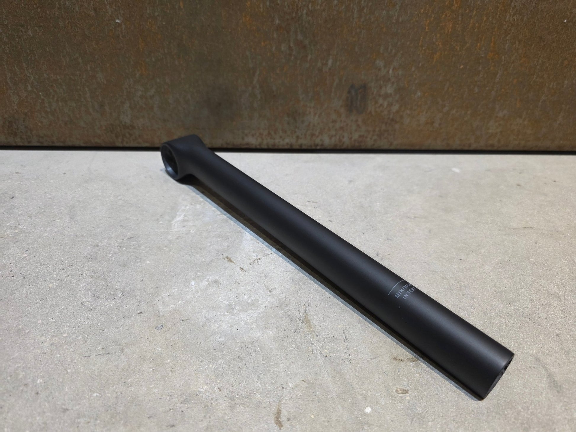Sattelstütze von Trek, TREK KVF AERO SATTELSTÜTZE / W5285078 / 320MM / SB 5MM vor USEDBIKES - OB.DE Hintergrund