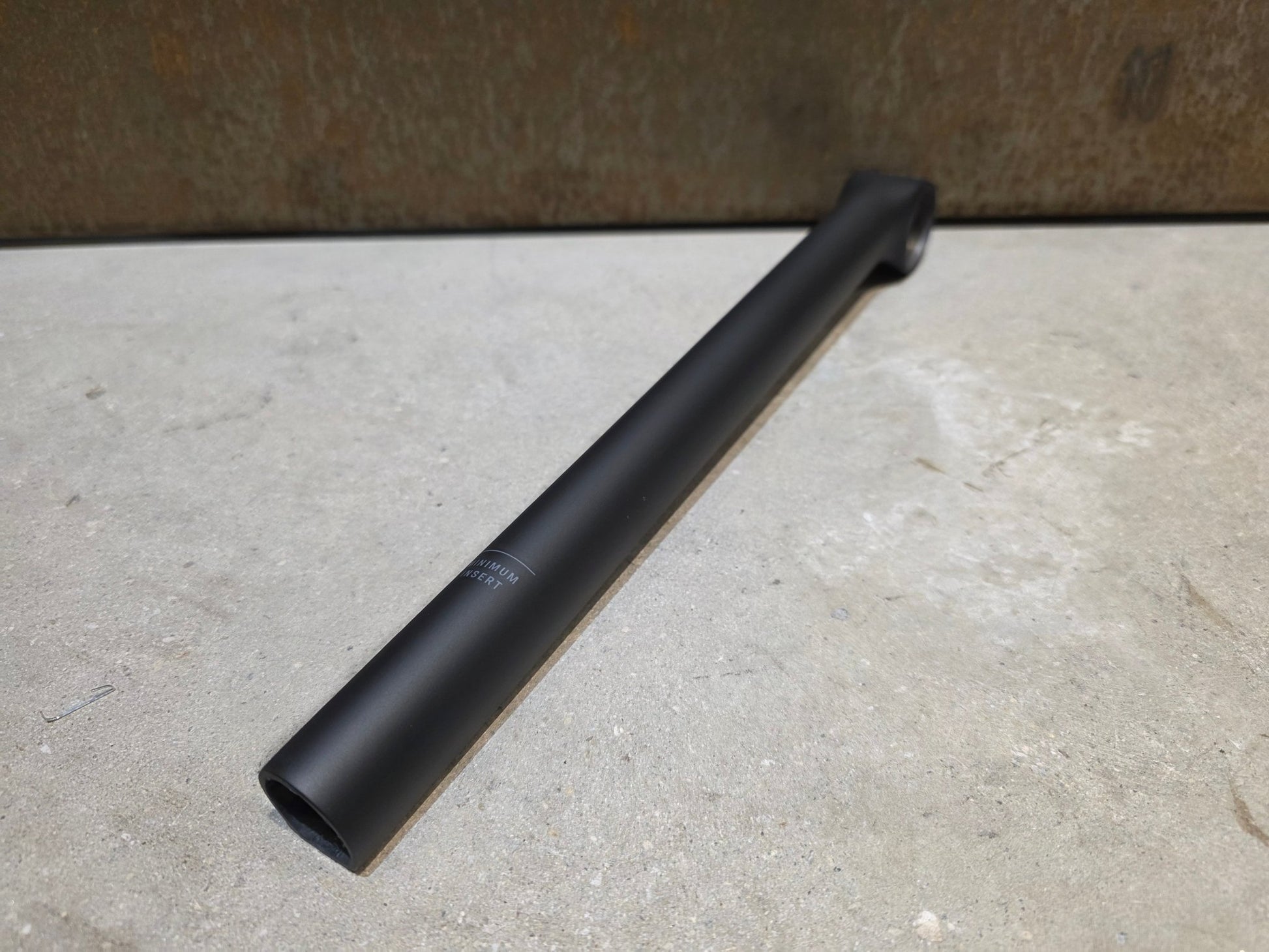 Sattelstütze von Trek, TREK KVF AERO SATTELSTÜTZE / W5285078 / 320MM / SB 5MM vor USEDBIKES - OB.DE Hintergrund