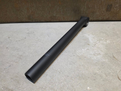 Sattelstütze von Trek, TREK KVF AERO SATTELSTÜTZE / W5285078 / 320MM / SB 5MM vor USEDBIKES - OB.DE Hintergrund