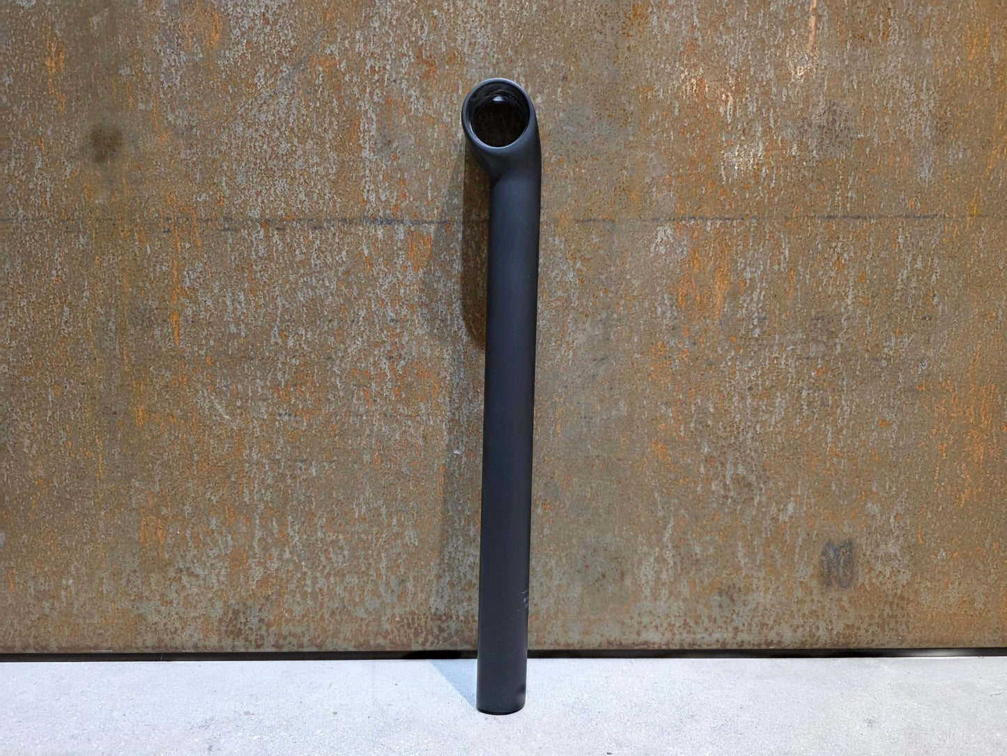 Sattelstütze von Trek, TREK KVF AERO SATTELSTÜTZE / W5285078 / 320MM / SB 5MM vor USEDBIKES - OB.DE Hintergrund