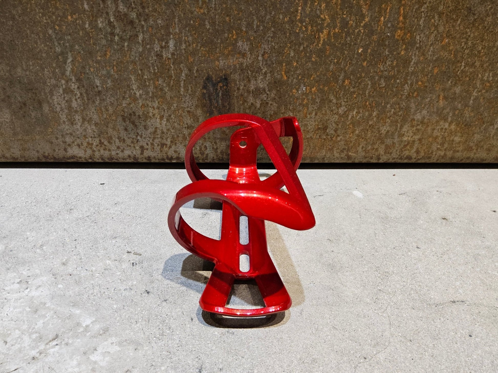 Trinkflaschen und Halter von Trek, TREK LEFT SIDE LOAD RECYCLED FLASCHENHALTER / CRIMSON vor USEDBIKES - OB.DE Hintergrund