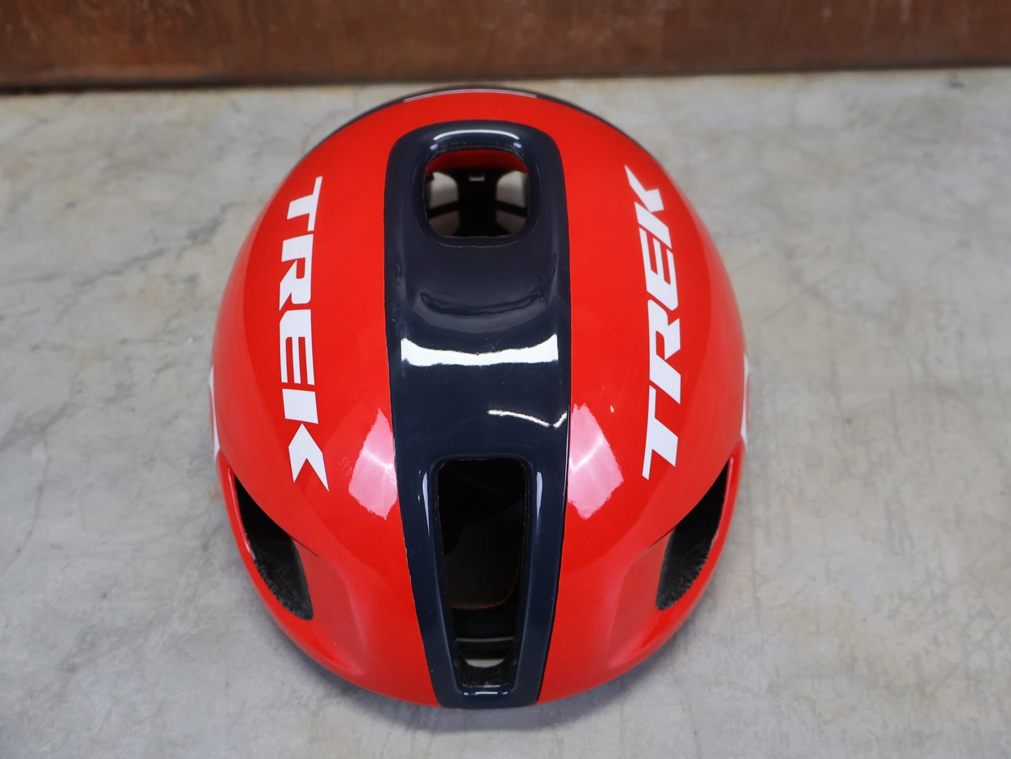 Helme von Trek, TREK - LIDL TEAM EDITION BALLISTA MIPS FAHRRADHELM vor USEDBIKES - OB.DE Hintergrund