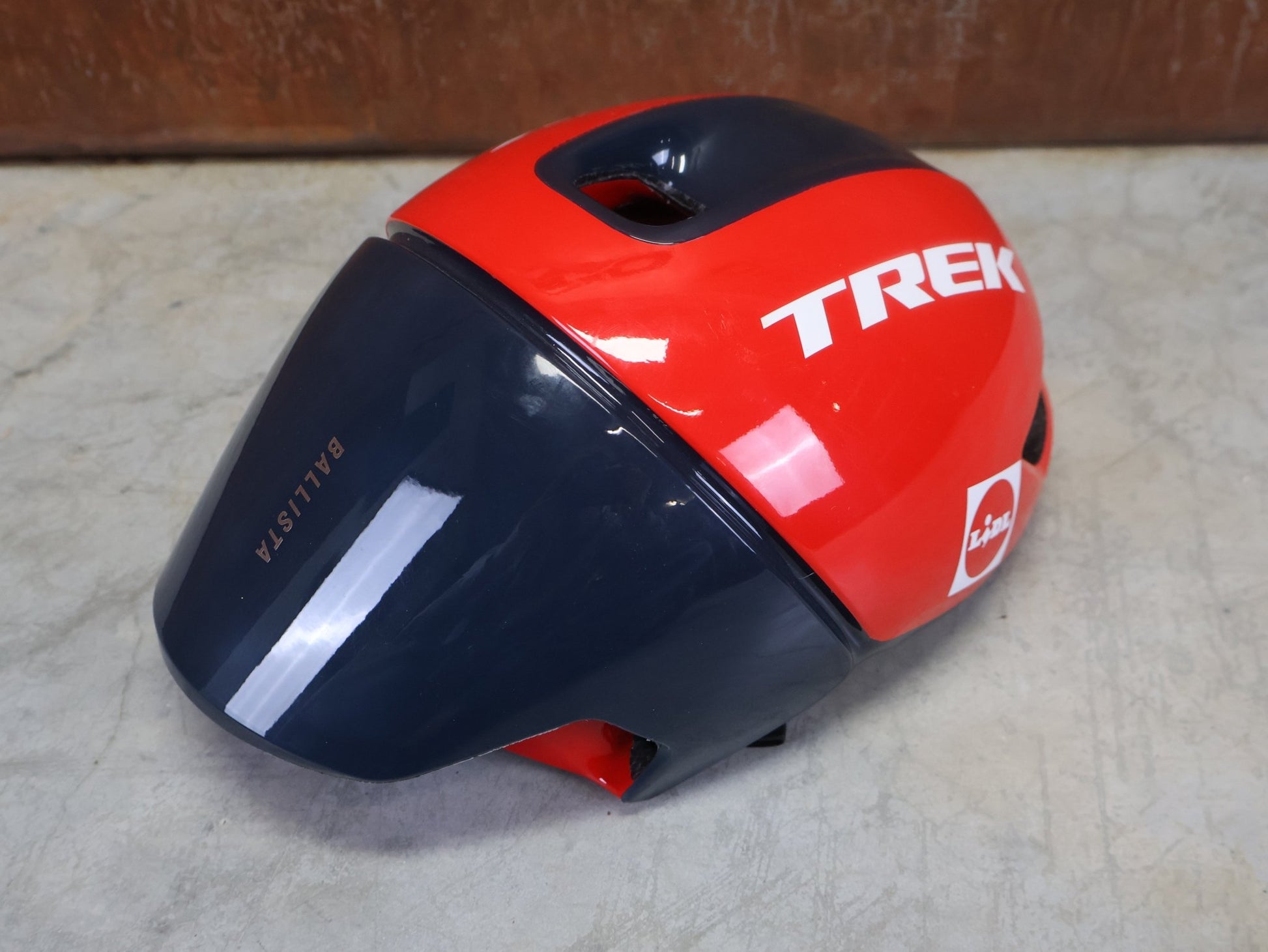 Helme von Trek, TREK - LIDL TEAM EDITION BALLISTA MIPS FAHRRADHELM vor USEDBIKES - OB.DE Hintergrund