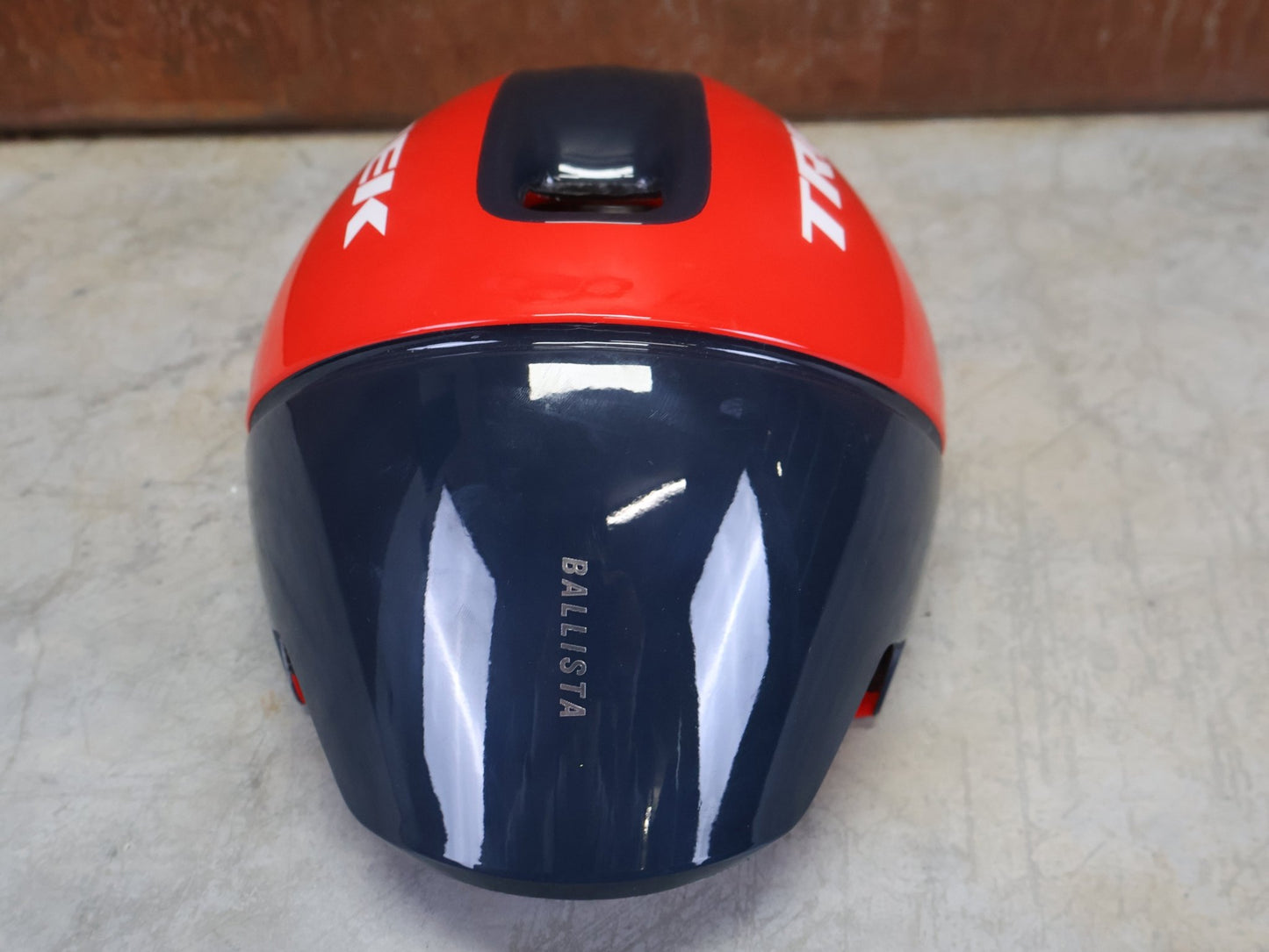 Helme von Trek, TREK - LIDL TEAM EDITION BALLISTA MIPS FAHRRADHELM vor USEDBIKES - OB.DE Hintergrund