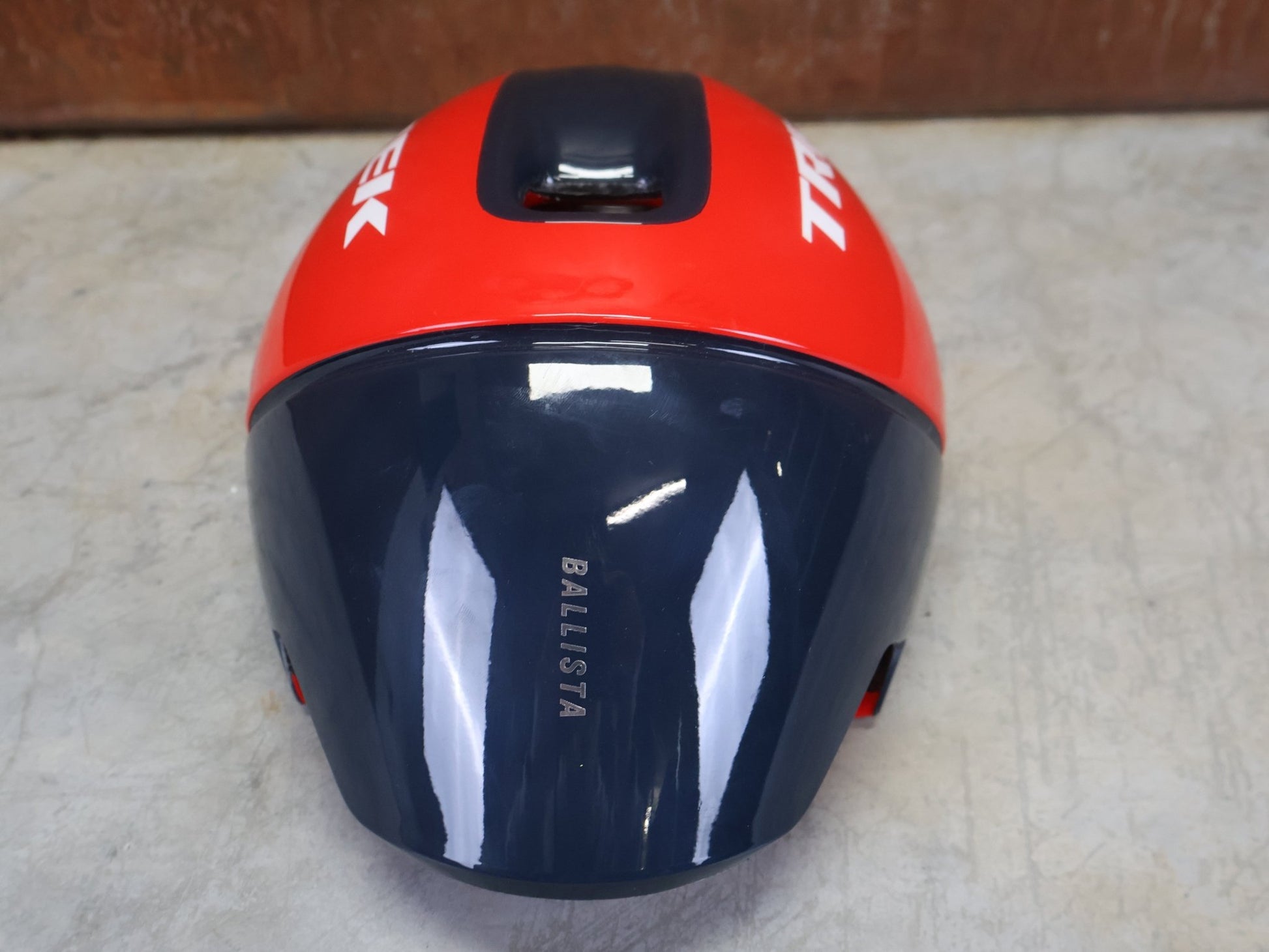 Helme von Trek, TREK - LIDL TEAM EDITION BALLISTA MIPS FAHRRADHELM vor USEDBIKES - OB.DE Hintergrund