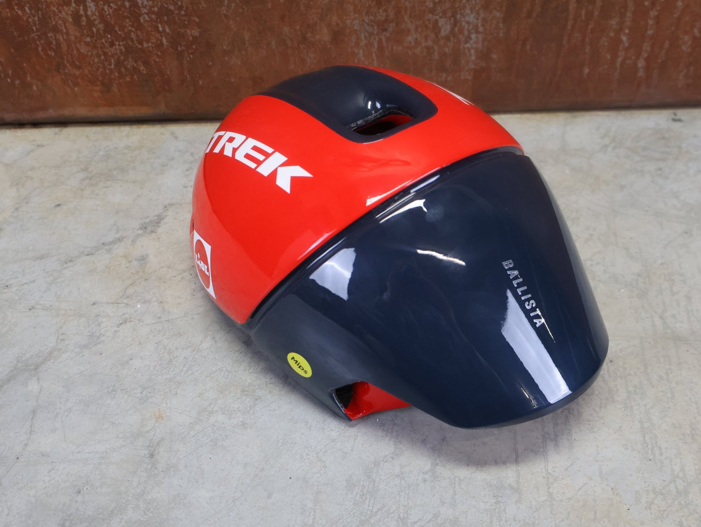 Helme von Trek, TREK - LIDL TEAM EDITION BALLISTA MIPS FAHRRADHELM vor USEDBIKES - OB.DE Hintergrund