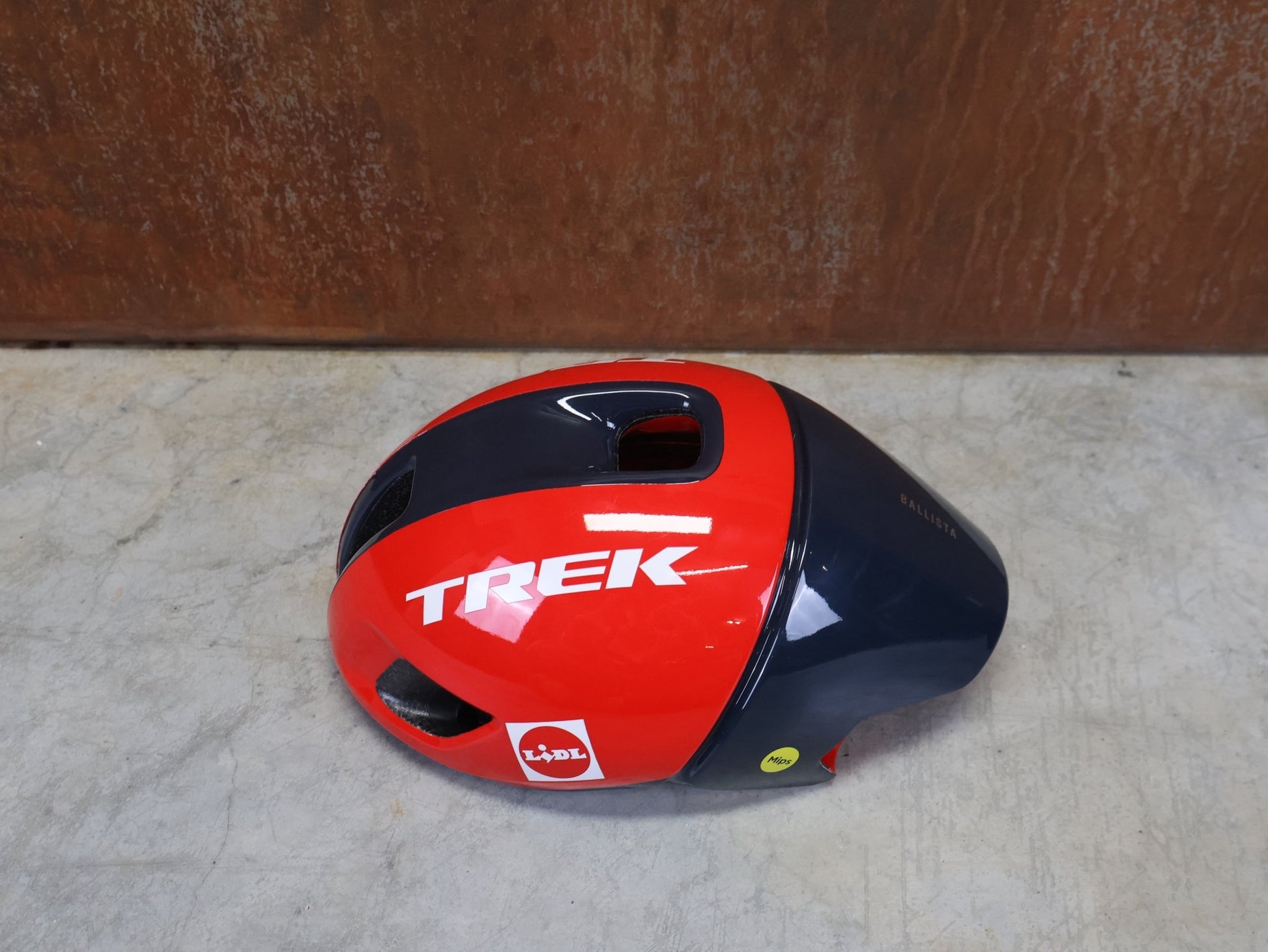 Helme von Trek, TREK - LIDL TEAM EDITION BALLISTA MIPS FAHRRADHELM vor USEDBIKES - OB.DE Hintergrund