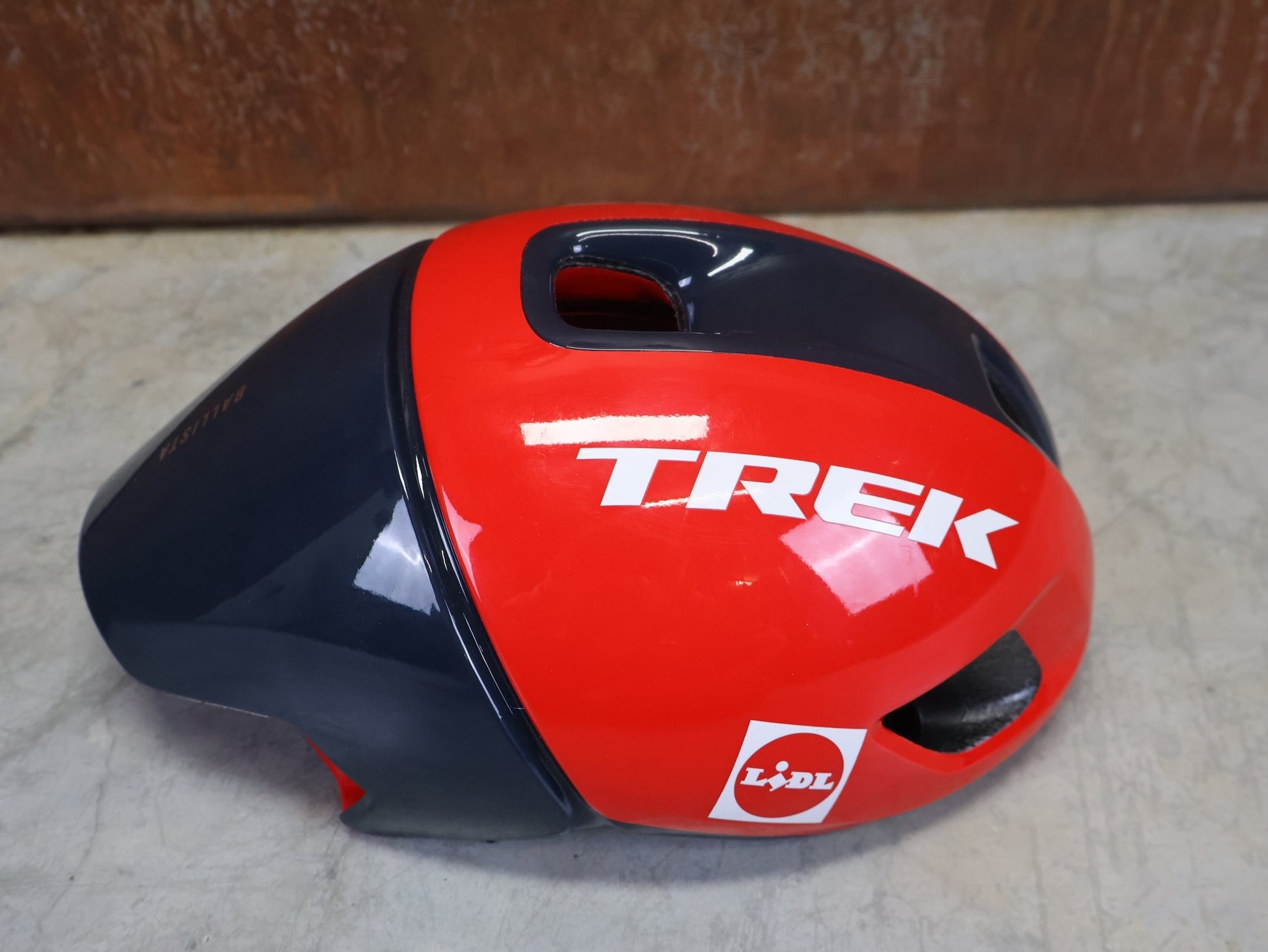 Helme von Trek, TREK - LIDL TEAM EDITION BALLISTA MIPS FAHRRADHELM vor USEDBIKES - OB.DE Hintergrund