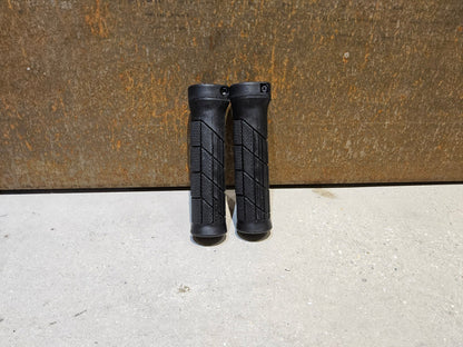 Griffe und Lenkerbänder von Trek, TREK LINE COMP MOUNTAINBIKE GRIFFE / BLACK vor USEDBIKES - OB.DE Hintergrund