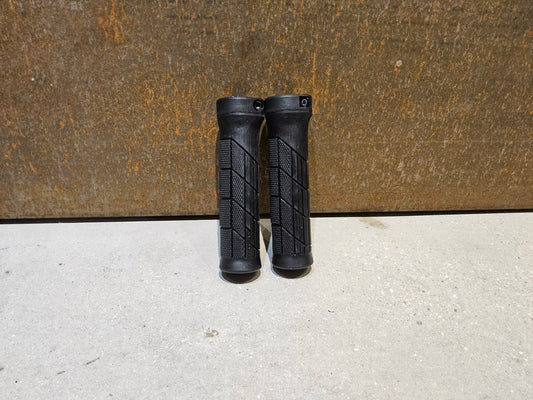 Griffe und Lenkerbänder von Trek, TREK LINE COMP MOUNTAINBIKE GRIFFE / BLACK vor USEDBIKES - OB.DE Hintergrund