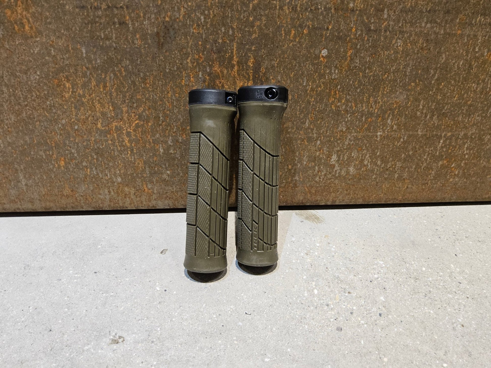 Griffe und Lenkerbänder von Trek, TREK LINE COMP MOUNTAINBIKE GRIFFE / OLIVE DRAB vor USEDBIKES - OB.DE Hintergrund
