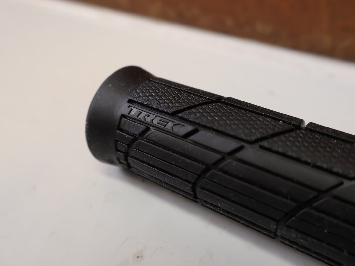 Griffe und Lenkerbänder von Trek, TREK LINE COMP MTB GRIFFE 32 MM SCHRAUBKLEMMUNG vor USEDBIKES-OB.DE Hintergrund