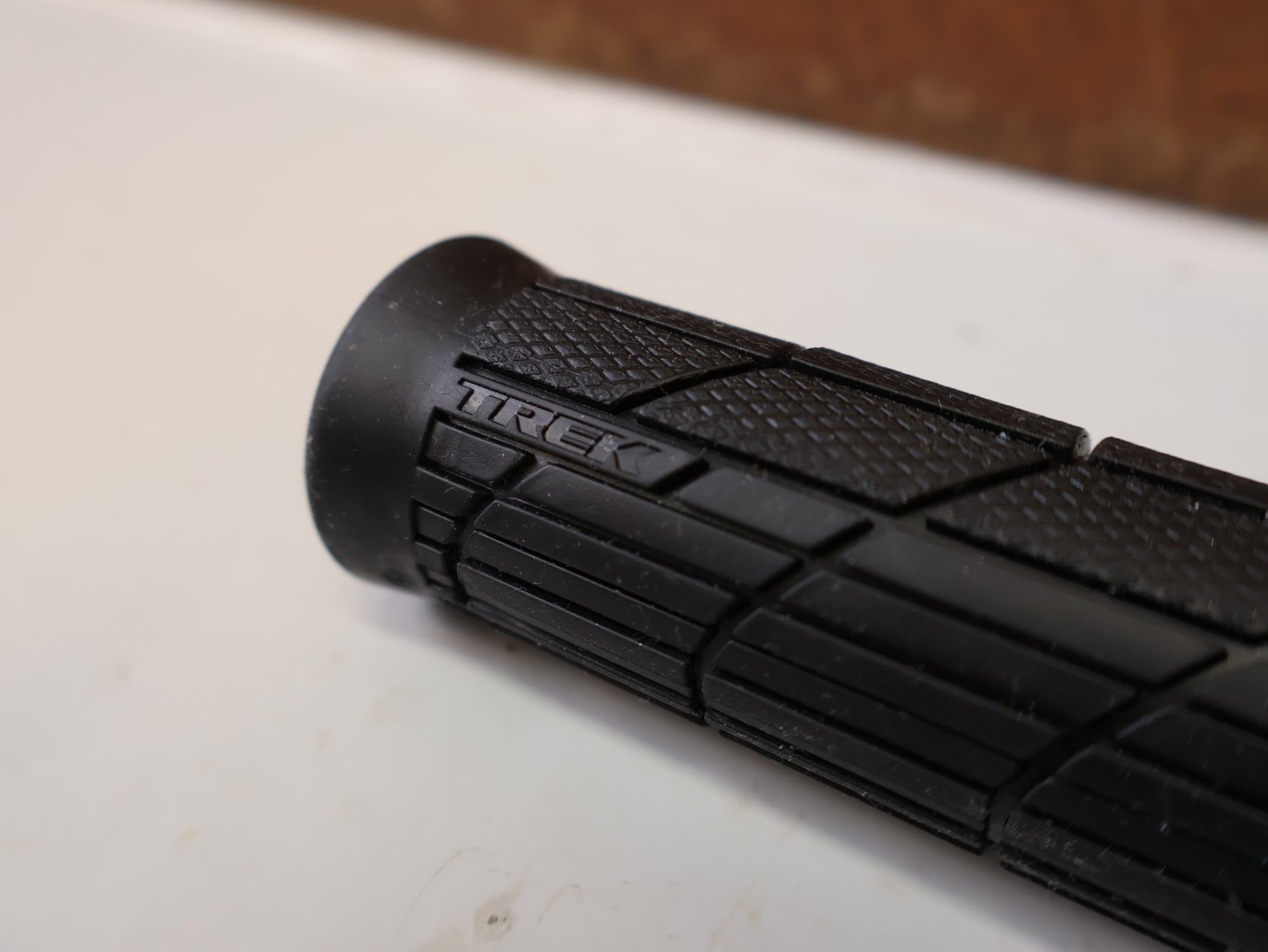 Griffe und Lenkerbänder von Trek, TREK LINE COMP MTB GRIFFE 32 MM SCHRAUBKLEMMUNG vor USEDBIKES-OB.DE Hintergrund