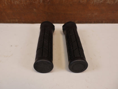 Griffe und Lenkerbänder von Trek, TREK LINE COMP MTB GRIFFE 32 MM SCHRAUBKLEMMUNG vor USEDBIKES-OB.DE Hintergrund