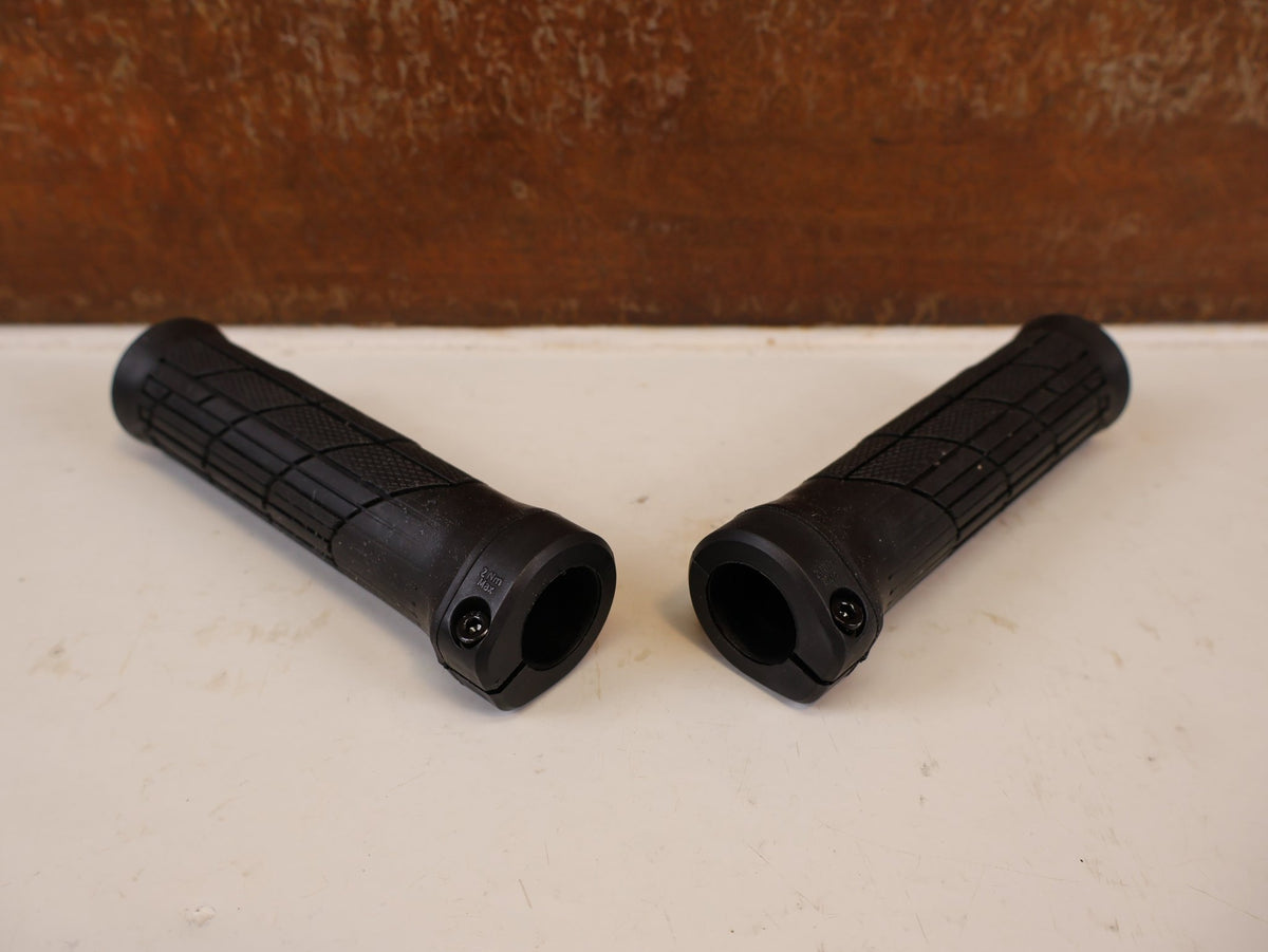 Griffe und Lenkerbänder von Trek, TREK LINE COMP MTB GRIFFE 32 MM SCHRAUBKLEMMUNG vor USEDBIKES-OB.DE Hintergrund