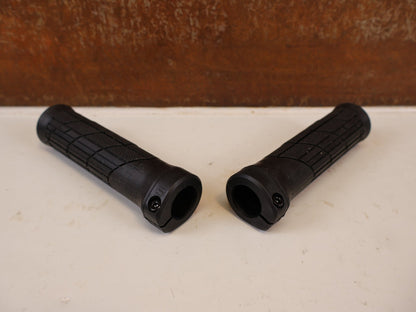 Griffe und Lenkerbänder von Trek, TREK LINE COMP MTB GRIFFE 32 MM SCHRAUBKLEMMUNG vor USEDBIKES-OB.DE Hintergrund