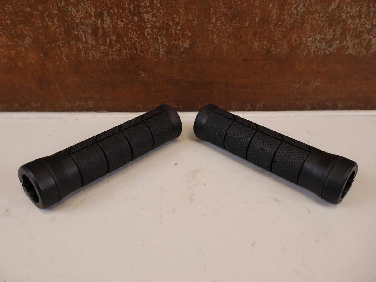 Griffe und Lenkerbänder von Trek, TREK LINE COMP MTB GRIFFE 32 MM SCHRAUBKLEMMUNG vor USEDBIKES-OB.DE Hintergrund