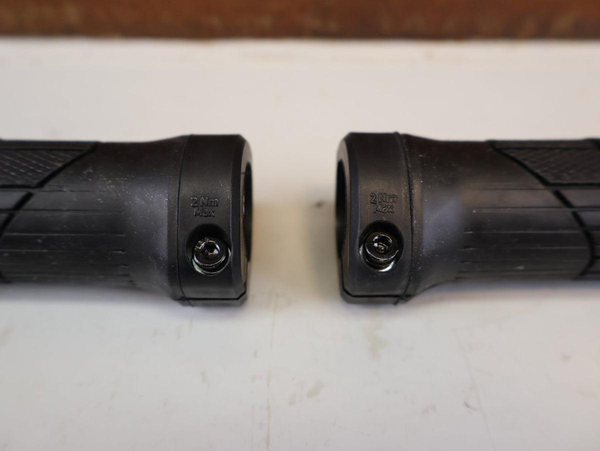 Griffe und Lenkerbänder von Trek, TREK LINE COMP MTB GRIFFE 32 MM SCHRAUBKLEMMUNG vor USEDBIKES-OB.DE Hintergrund