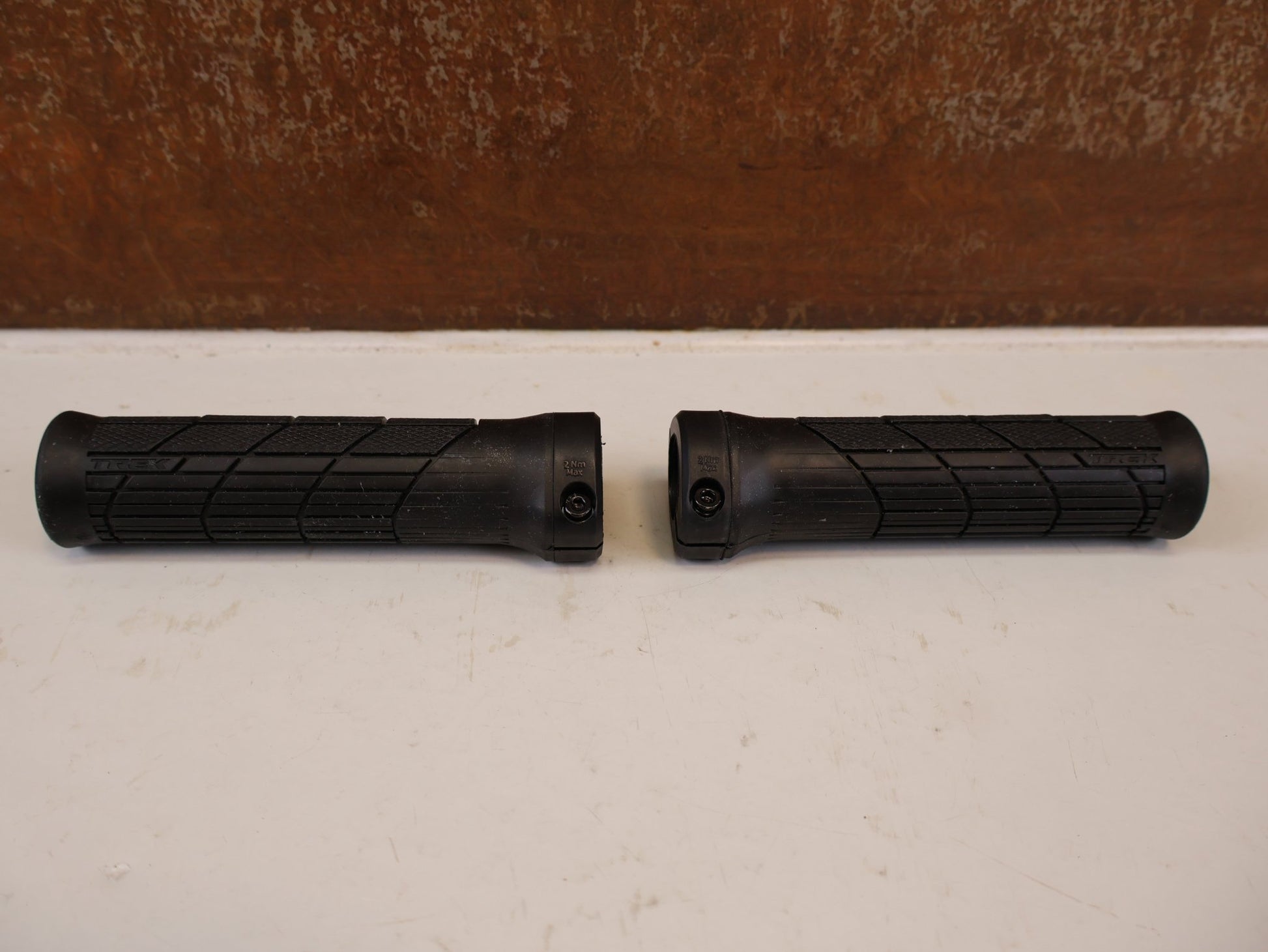 Griffe und Lenkerbänder von Trek, TREK LINE COMP MTB GRIFFE 32 MM SCHRAUBKLEMMUNG vor USEDBIKES-OB.DE Hintergrund