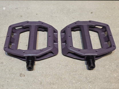 Pedale von Trek, TREK LINE COMP PLATTFORM / MOUNTAINBIKE PEDAL vor USEDBIKES - OB.DE Hintergrund