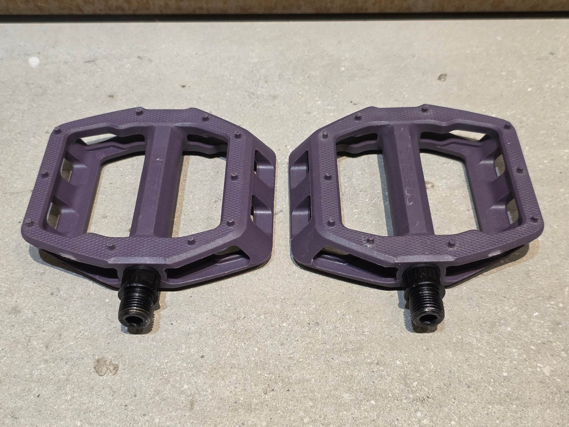 Pedale von Trek, TREK LINE COMP PLATTFORM / MOUNTAINBIKE PEDAL vor USEDBIKES - OB.DE Hintergrund