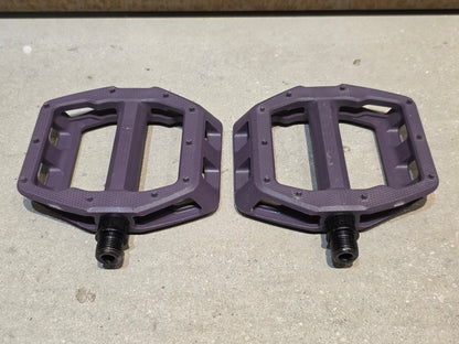 Pedale von Trek, TREK LINE COMP PLATTFORM / MOUNTAINBIKE PEDAL vor USEDBIKES - OB.DE Hintergrund