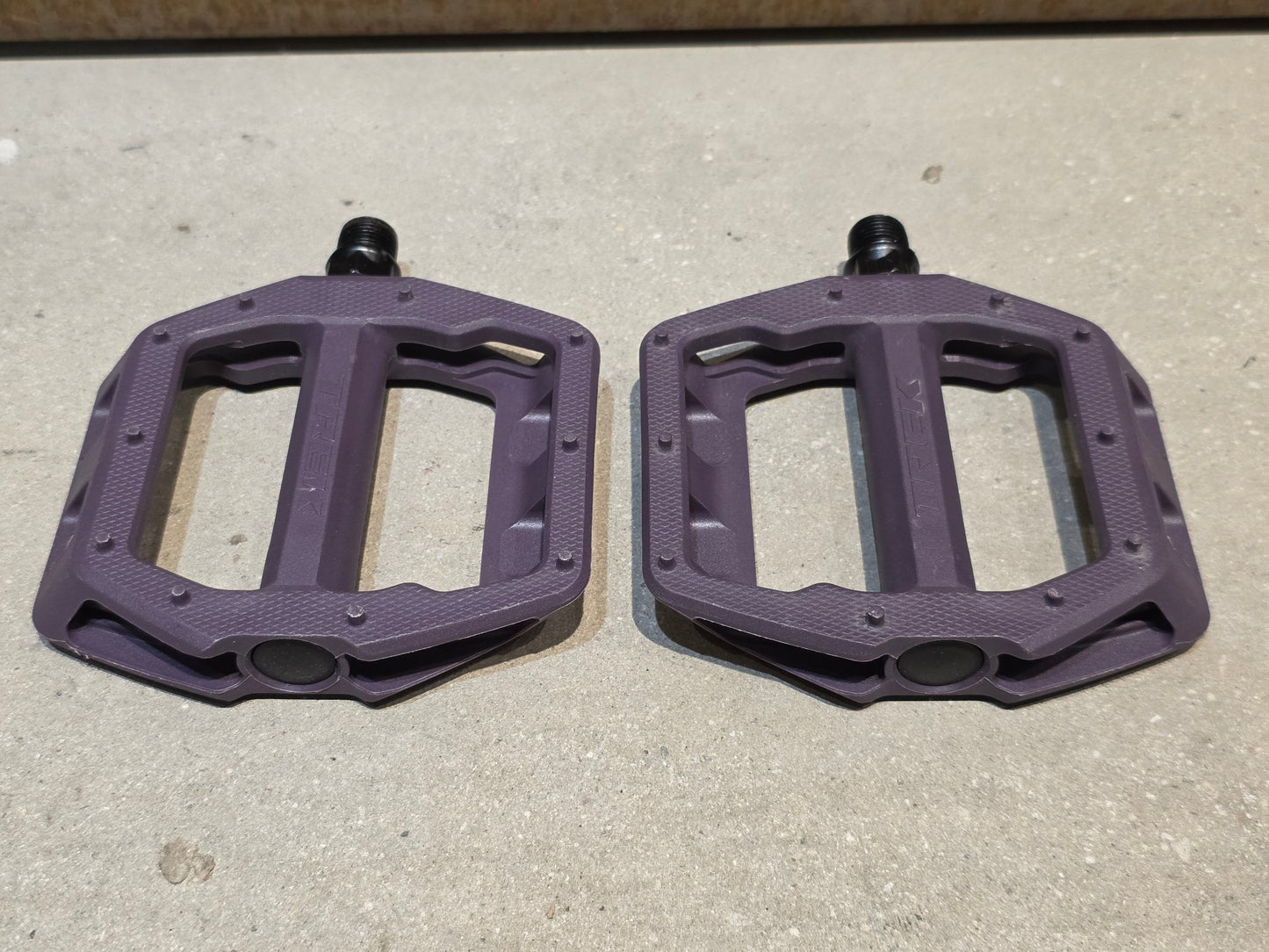 Pedale von Trek, TREK LINE COMP PLATTFORM / MOUNTAINBIKE PEDAL vor USEDBIKES - OB.DE Hintergrund