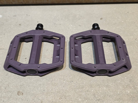 Pedale von Trek, TREK LINE COMP PLATTFORM / MOUNTAINBIKE PEDAL vor USEDBIKES - OB.DE Hintergrund