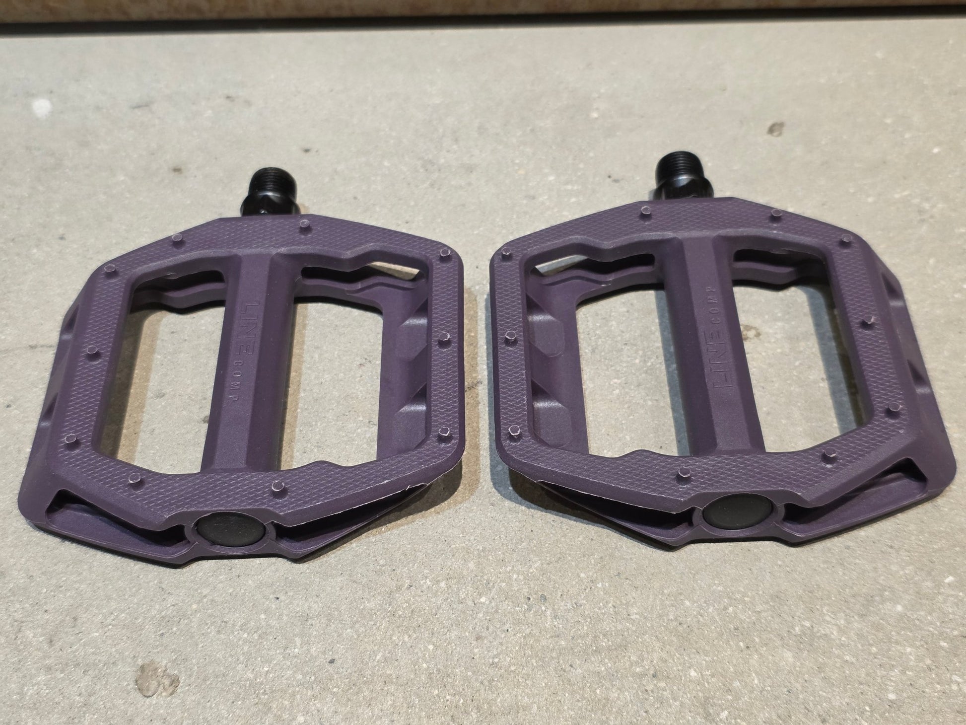 Pedale von Trek, TREK LINE COMP PLATTFORM / MOUNTAINBIKE PEDAL vor USEDBIKES - OB.DE Hintergrund