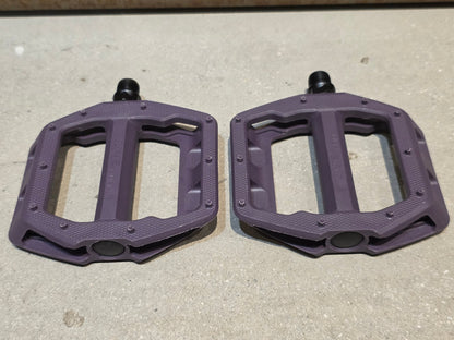 Pedale von Trek, TREK LINE COMP PLATTFORM / MOUNTAINBIKE PEDAL vor USEDBIKES - OB.DE Hintergrund