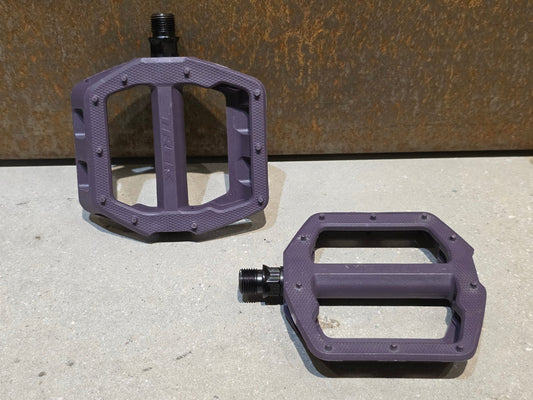 Pedale von Trek, TREK LINE COMP PLATTFORM / MOUNTAINBIKE PEDAL vor USEDBIKES - OB.DE Hintergrund
