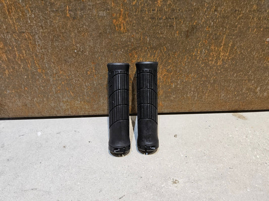 Griffe und Lenkerbänder von Trek, TREK LINE ELITE MOUNTAINBIKE GRIFFE / BLACK vor USEDBIKES - OB.DE Hintergrund