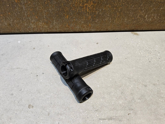 Griffe und Lenkerbänder von Trek, TREK LINE ELITE MOUNTAINBIKE GRIFFE / BLACK vor USEDBIKES - OB.DE Hintergrund